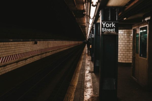 Muere hombre tras ser empujado a las vías del metro de NY