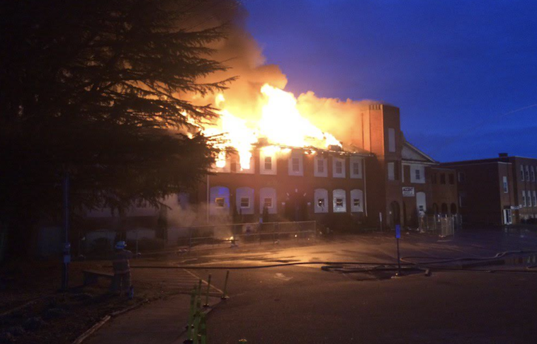 Fuego destruyó una casa de lectura en Hildebran