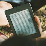 leyendo-ebook-tinta-plana