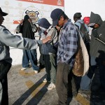 a_oficial_habla_con_un_grupo_de_indocumentados_centroamericanos_detenidos_en_mexico
