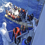barco-marina-italiana-rescata-grupo-migrantes-frente-las-costas-sicilia-lunes-1460472108916