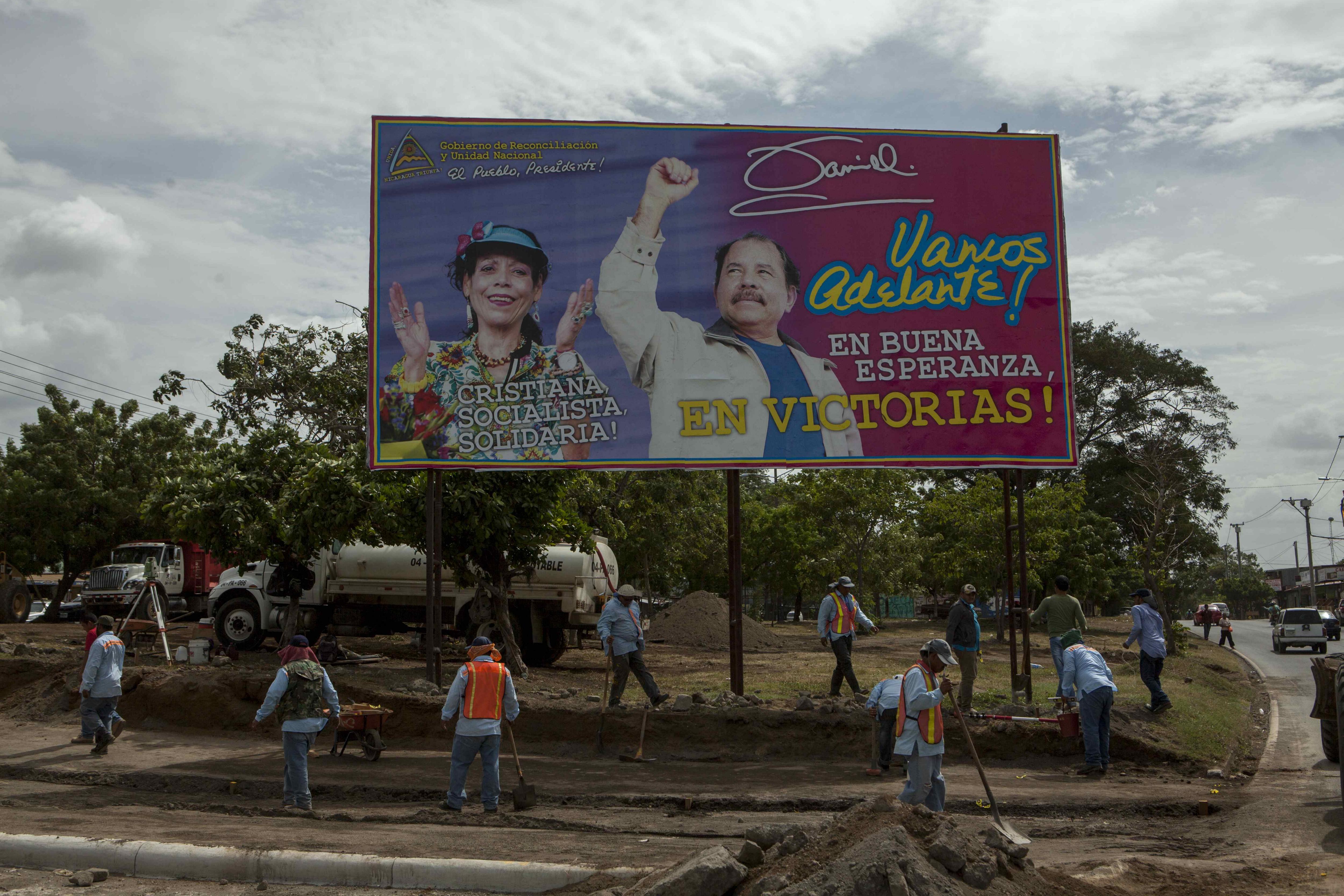 NI6001. MANAGUA (NICARAGUA), 30/07/2016.- Trabajadores de la Alcaldía de Managua reparan una calle frente a un cartel con la imagen de la primera dama de Nicaragua, Rosario Murillo (i), junto al presidente de Nicaragua, Daniel Ortega (d), hoy, sábado 30 de julio de 2016, en el barrio Adolfo Reyes en el distrito 5 de Managua. La decisión de la Asamblea Legislativa de Nicaragua de destituir a la mayoría de los diputados opositores sumerge al país en una grave crisis política a tres meses de las elecciones generales de la que solo se favorece el presidente Daniel Ortega. EFE/Jorge Torres