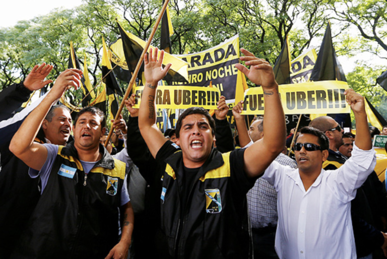 Marcha de taxistas contra Uber en Argentina