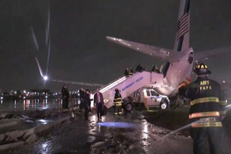 Avión de Mike Pence se salió de la pista