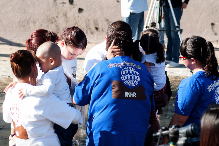 Familias separadas se reúnen brevemente en la frontera