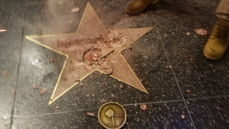 Destrozan estrella de Trump en Hollywood