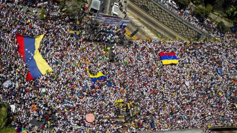 Miles participan en la toma de Venezuela