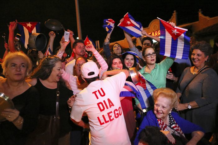 Cubanos en Miami celebran muerte del dictador