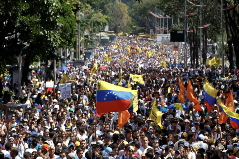 Gobierno de Venezuela libera a tres activistas