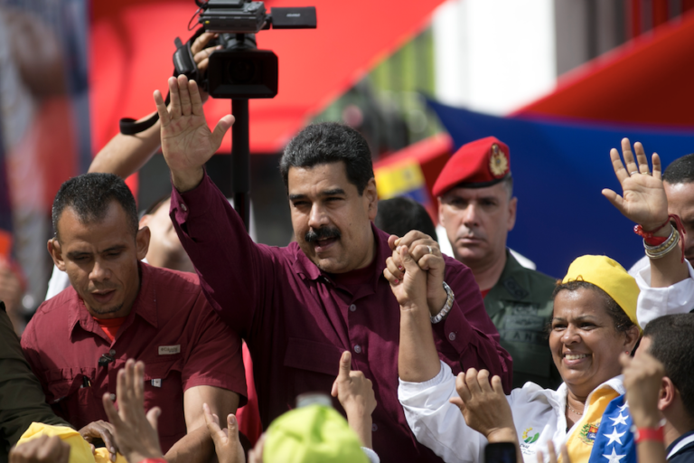 Parlamento suspende juicio contra Maduro