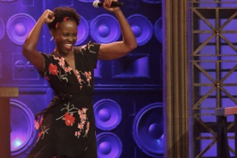 Lupita Nyong’o baila al ritmo de Enrique Iglesias