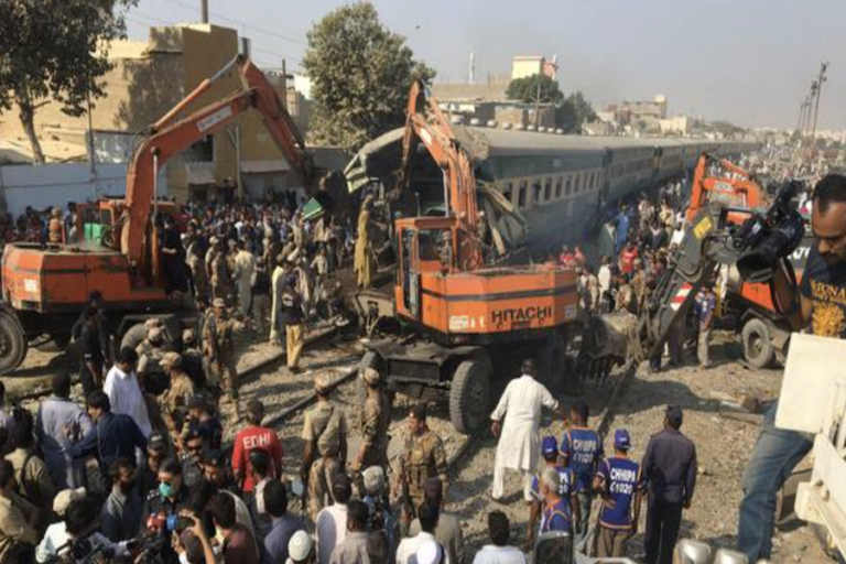 Fatal choque de trenes en Pakistán