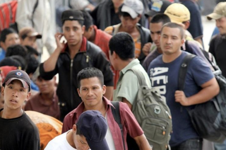 Rescatan 2 camiones con migrantes centroamericanos en México