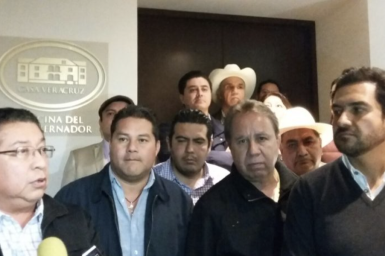 Alcaldes del PAN y PRD toman Casa Veracruz