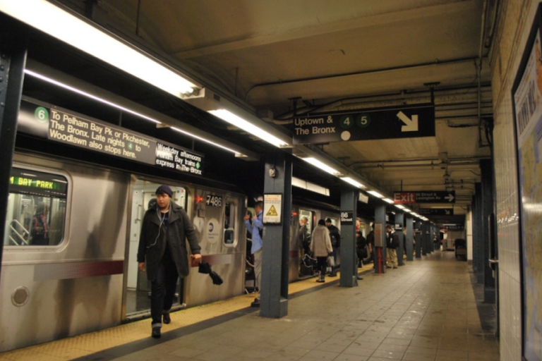 Muere mujer en las vías del metro de NY tras ser empujada