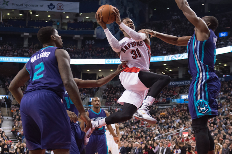 Emocionante partido entre los Hornets y Raptors