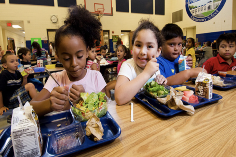 Trump reemplazaría la comida sana por hamburguesas en escuelas