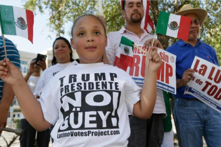 Cientos de estudiantes marchan contra Trump en LA.