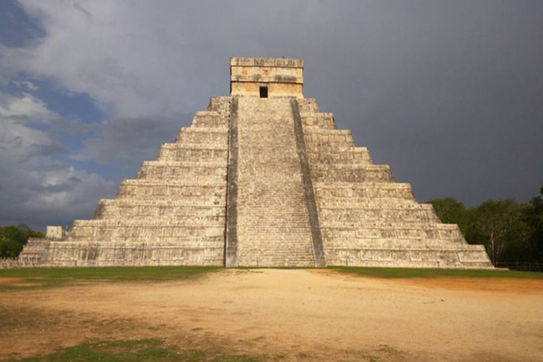 Descubren pirámide oculta en el interior del templo de Kukulkán