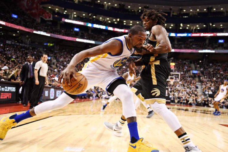 Emocionante partido entre Warriors y Raptors