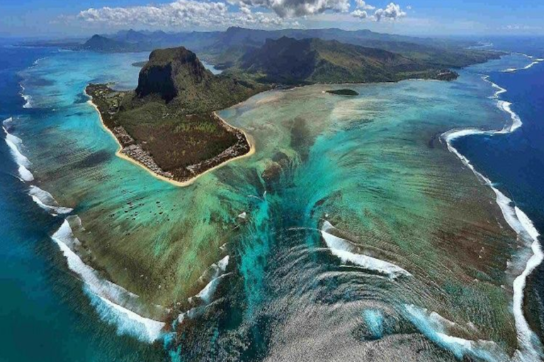 Una cascada bajo del mar en la Isla Mauricio