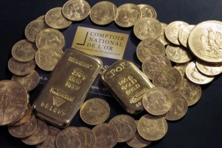 Hombre encuentra tesoro en piezas de oro