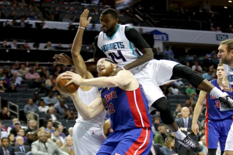 Pistons se lucen en Charlotte