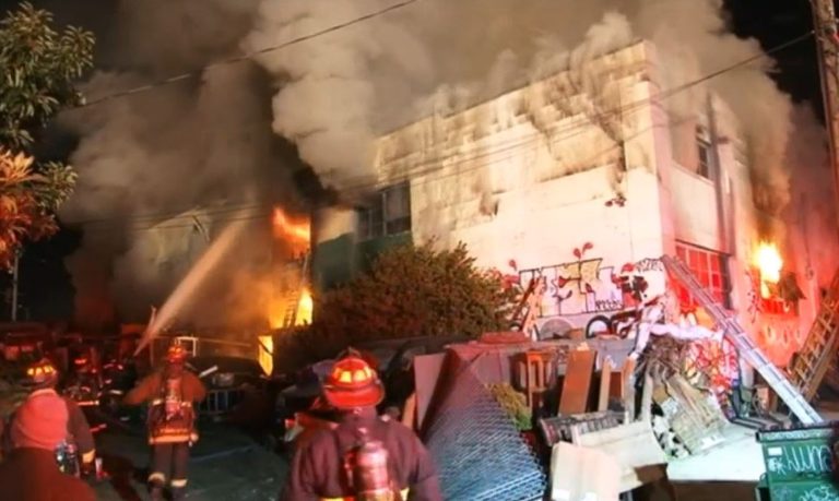 Muertos por incendio en Oakland podría llegar a 40