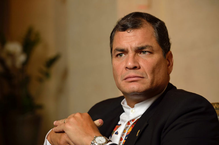 Correa, firma decreto para consulta sobre paraísos fiscales