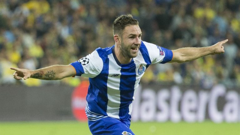 Layún se perderá lo que resta del 2016