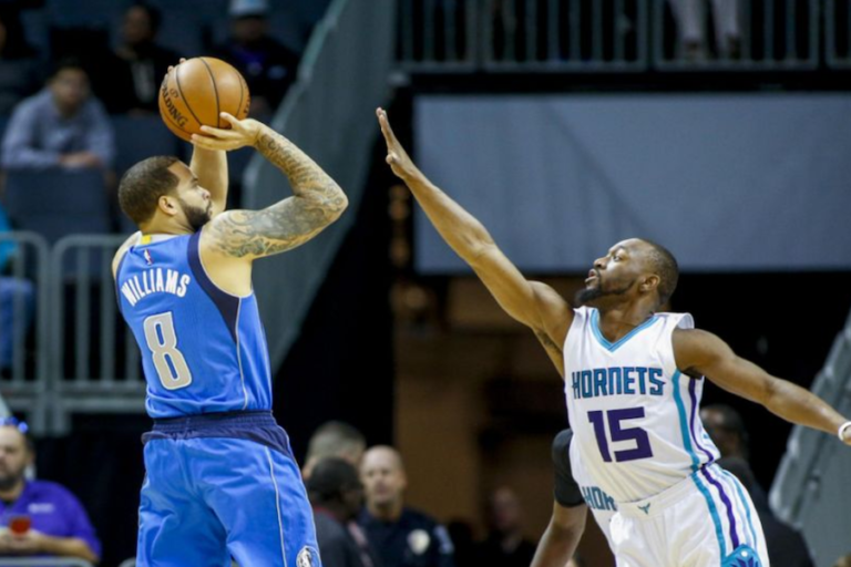 Intenso partido en la ciudad de Charlotte