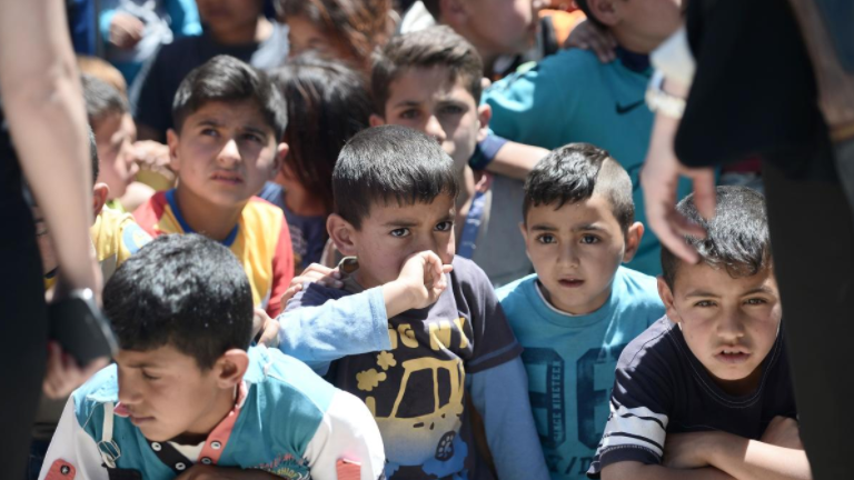 Gobernador de TX arremete contra el programa de refugiados