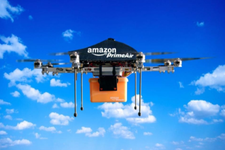 Amazon realizó su primer envío con un dron