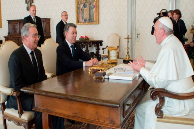 Histórico encuentro de Santos y Uribe con el papa Francisco