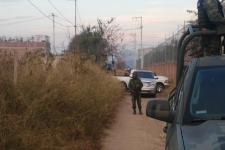 Detienen a hombres con cadáveres en camioneta