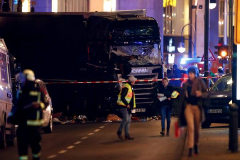 Un camión arremete contra un mercado en Berlín