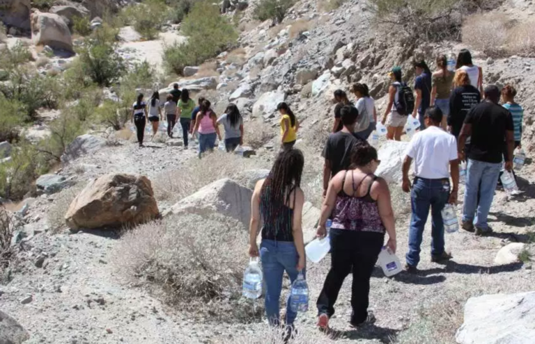 Coyotes abandonan a 18 inmigrantes