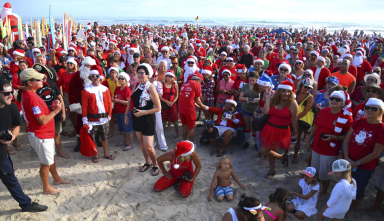 Disfrazados de Santa surfean en La Florida