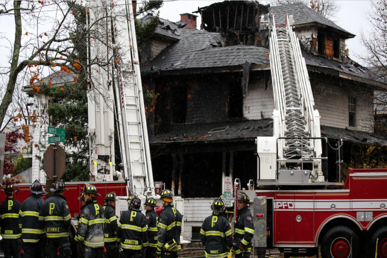 Hombre incendia la casa de su esposa en Maine