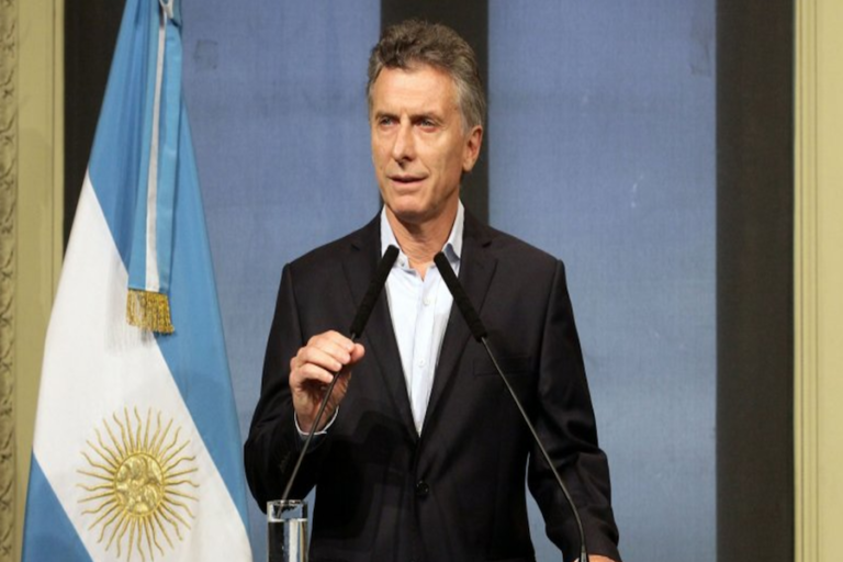 Macri pide renuncia de ministro de Finanzas