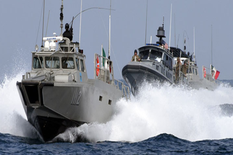 Marinos rescatan a 4 pescadores en alta mar