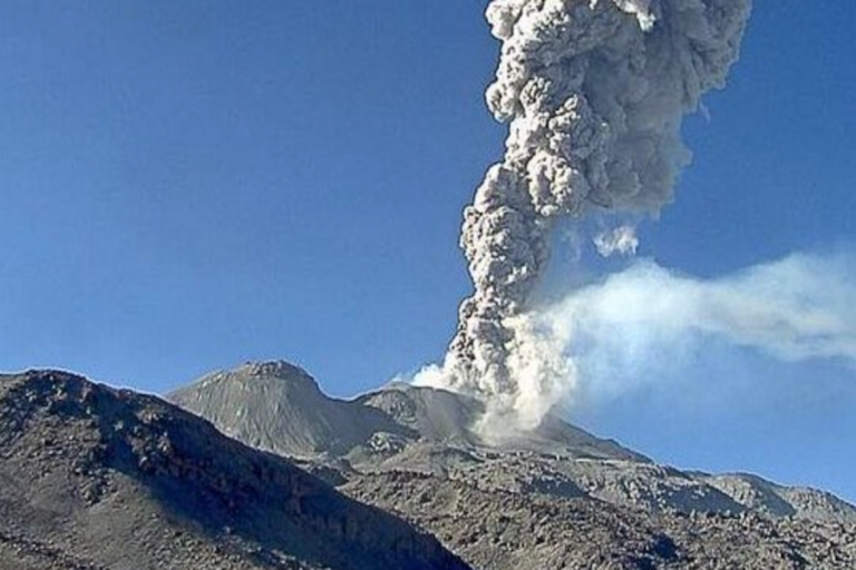 Alerta naranja por erupción del Sabancaya en Perú