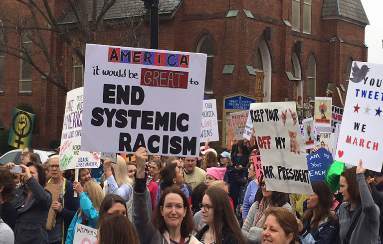 Multitudinaria «Marcha de Mujeres» en Charlotte