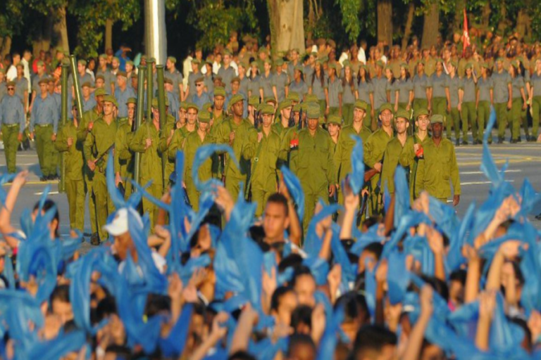 Cuba rinde homenaje militar a Fidel Castro