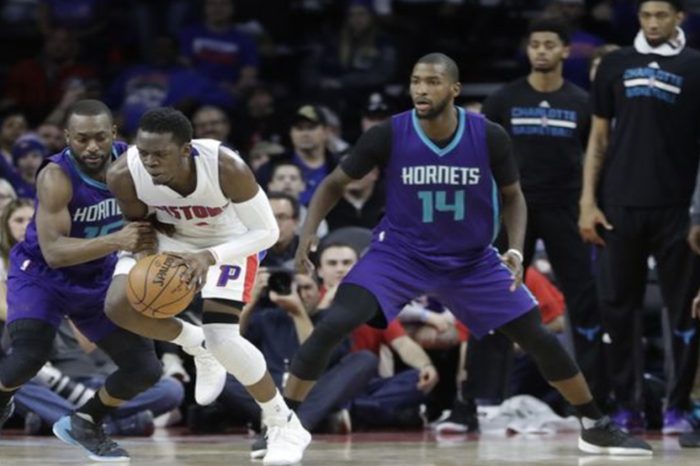 Dura batalla entre los Hornets y Pistons