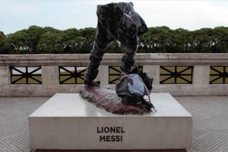 Destrozan estatua de Messi en Buenos Aires