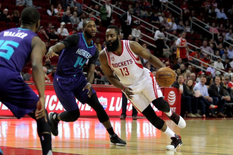 James Harden brilla ante los Charlotte Hornets