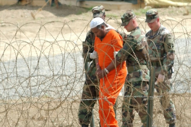 Omán recibe a 10 presos procedentes de Guantánamo