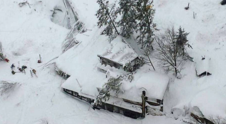 Varios muertos en resort de Italia por avalancha