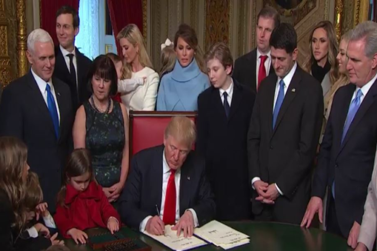 Donald Trump firma sus primeros decretos presidenciales